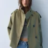 Trench corto a collo alto Trench corto a collo alto