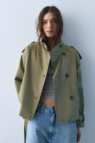 Trench corto a collo alto