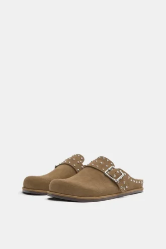 Zoccoli in pelle con borchie