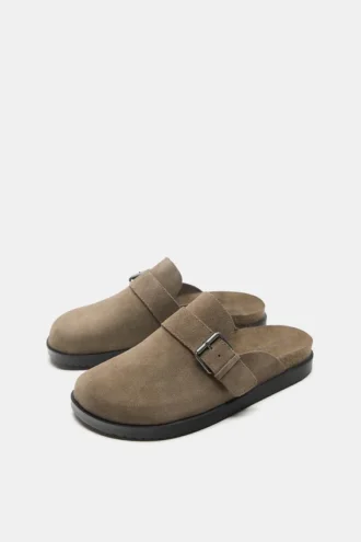 Zoccoli in pelle con fibbia Zoccoli in pelle con fibbia